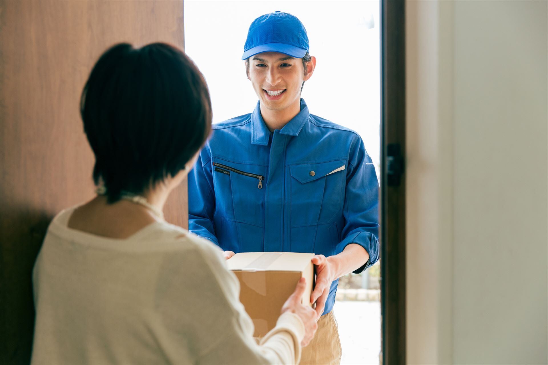 宅配に来た男性スタッフ